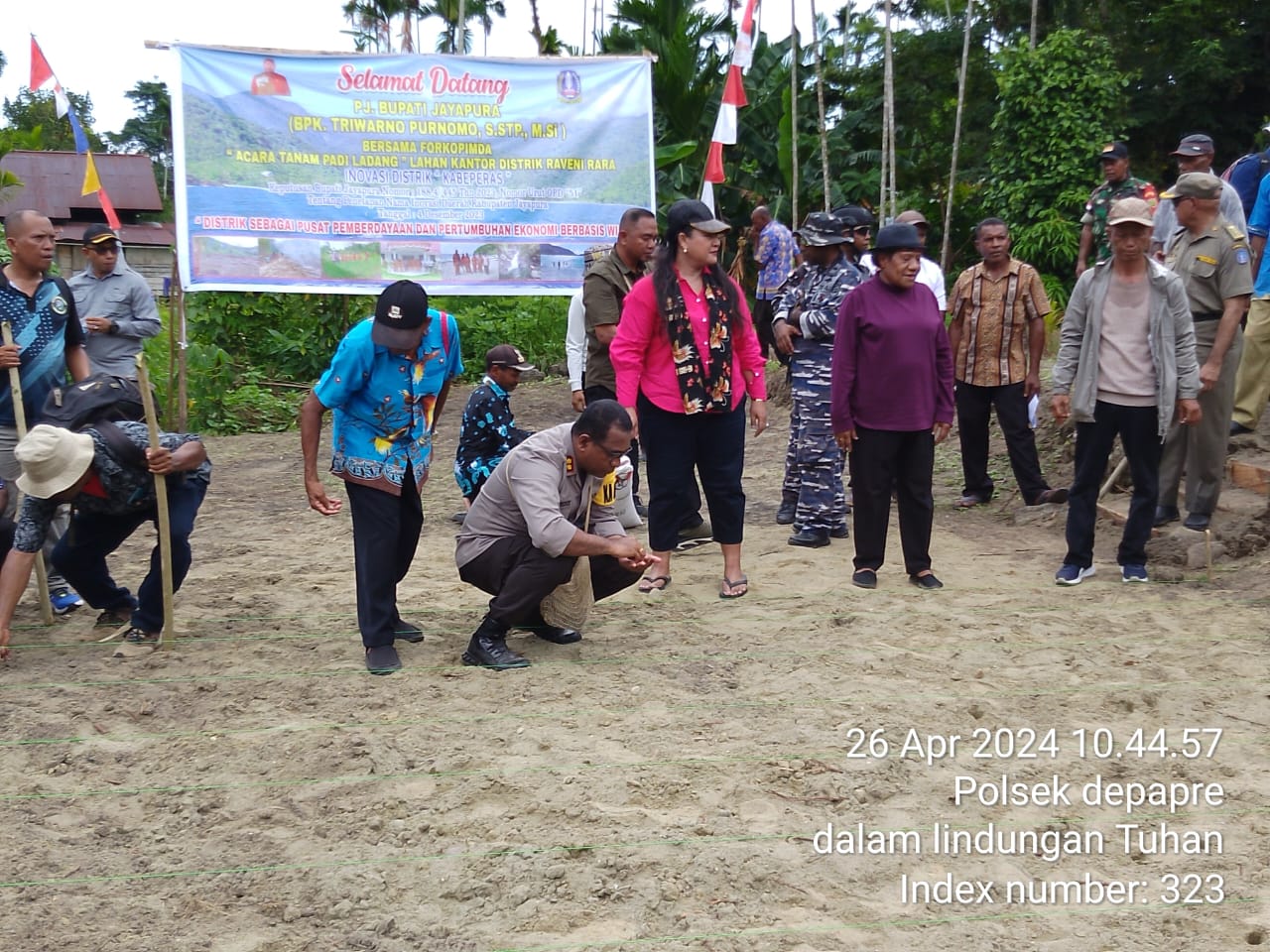 Kunjungan Kerja ke Kampung, Bupati Bersama Kapolres Jayapura Tanam Padi Ladang