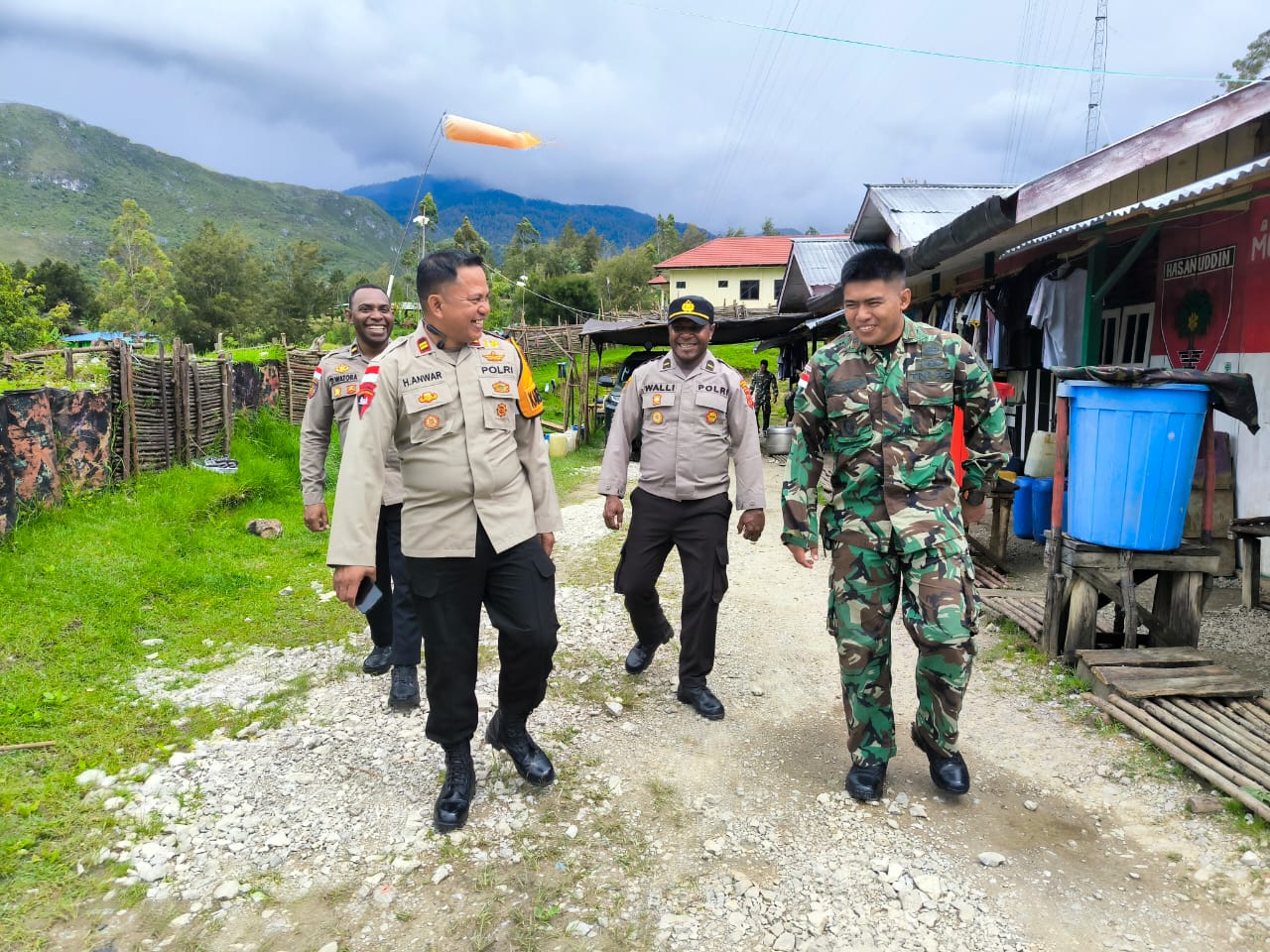 Jalin Silaturahmi, Kabag Ops Polres Lanny Jaya Kunjungi Polsek Pirime dan Pos TNI