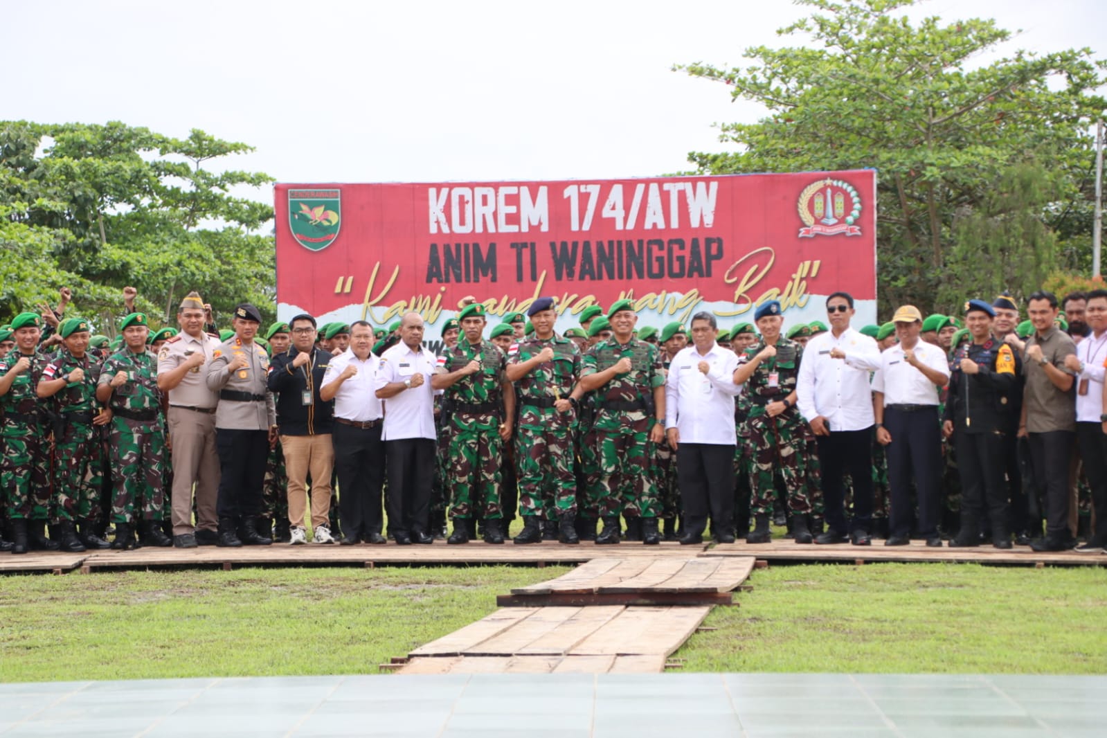 Jalin Sinergitas dan Soliditas TNI – Polri, Kapolres Merauke hadiri Apel di Makorem 174/ATW