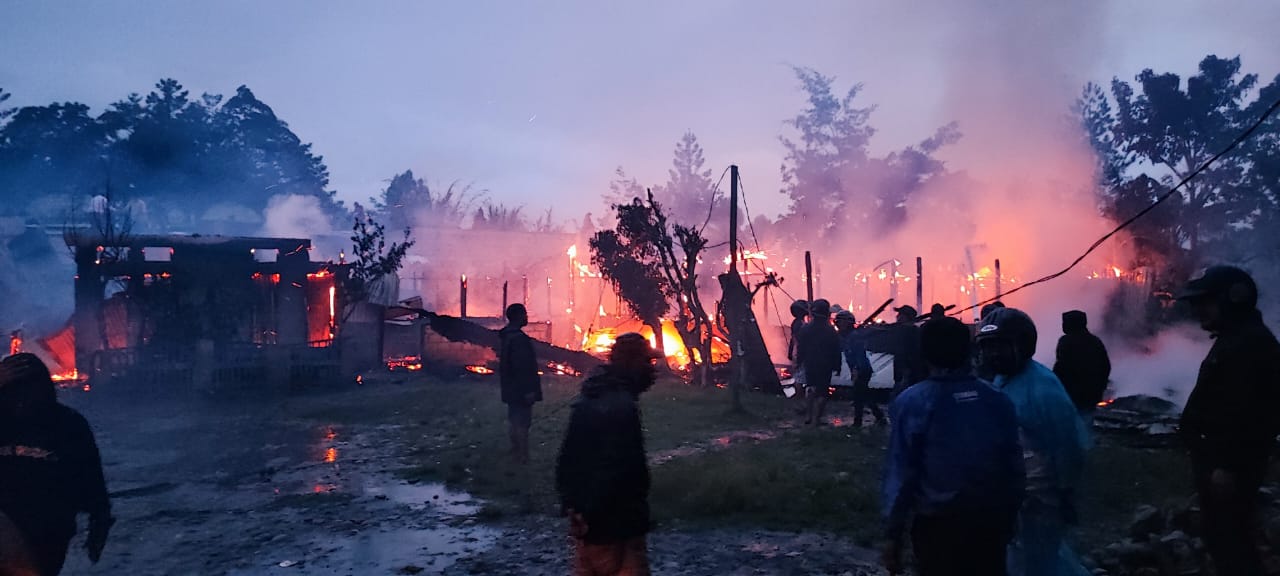 Sekelompok Masyarakat Melakukan Aksi Pembakaran, Diduga Buntut Kasus Pembunuhan di Kabupaten Yalimo