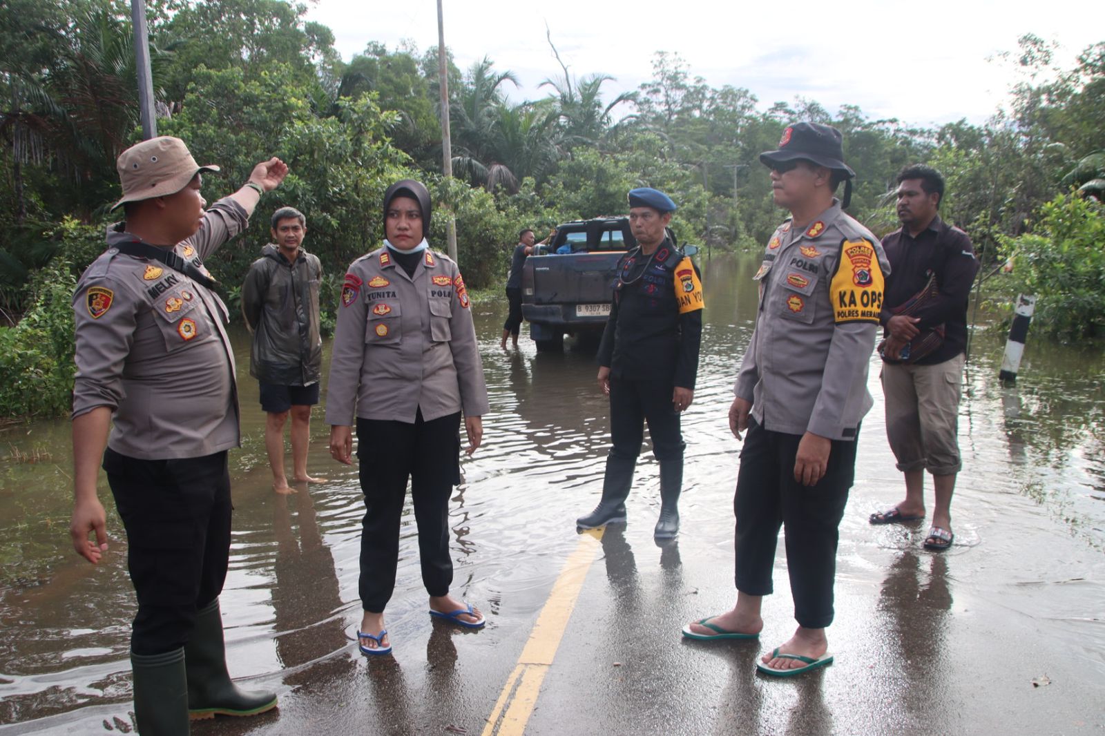 Kapolres Merauke dan Pj. Gubernur Papua Selatan Tinjau Warga Terdampak Banjir di Distrik Eligobel