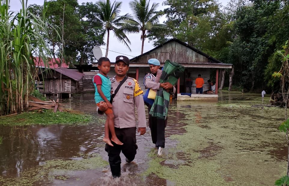 Polsek Kurik dan Anggota TNI Membantu Evakuasi Warga Terdampak Banjir