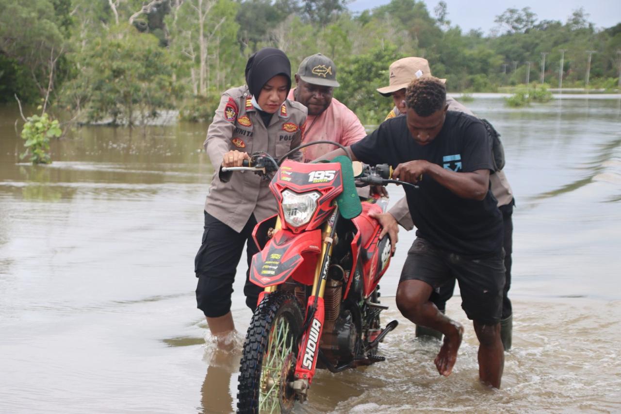 Gabungan Aparat Bantu Warga Terdampak Banjir di Jalan Trans Papua, Distrik Eligobel