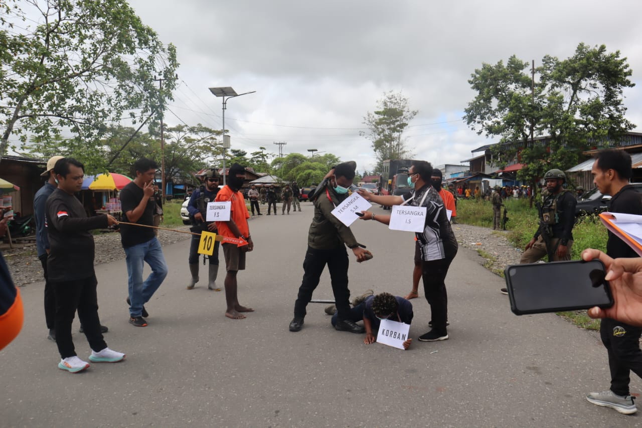 Polres Yahukimo Gelar Rekontruksi Kasus Penganiayaan Berat Terhadap Anggota Polisi