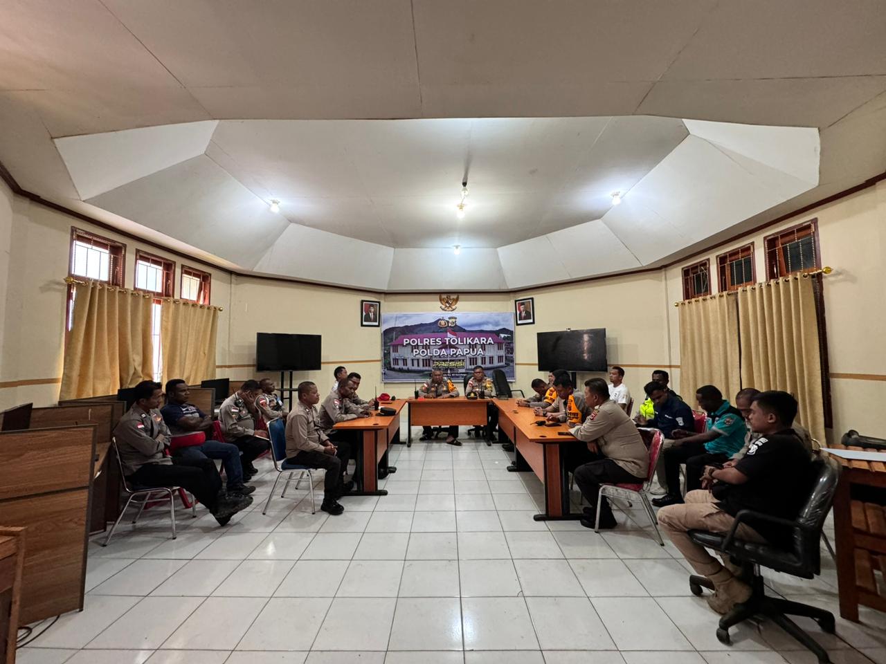 Kapolres Tolikara Pimpin Rapat Program Peningkatan Kinerja Kepolisian di Wilayah Hukum Polres Tolikara