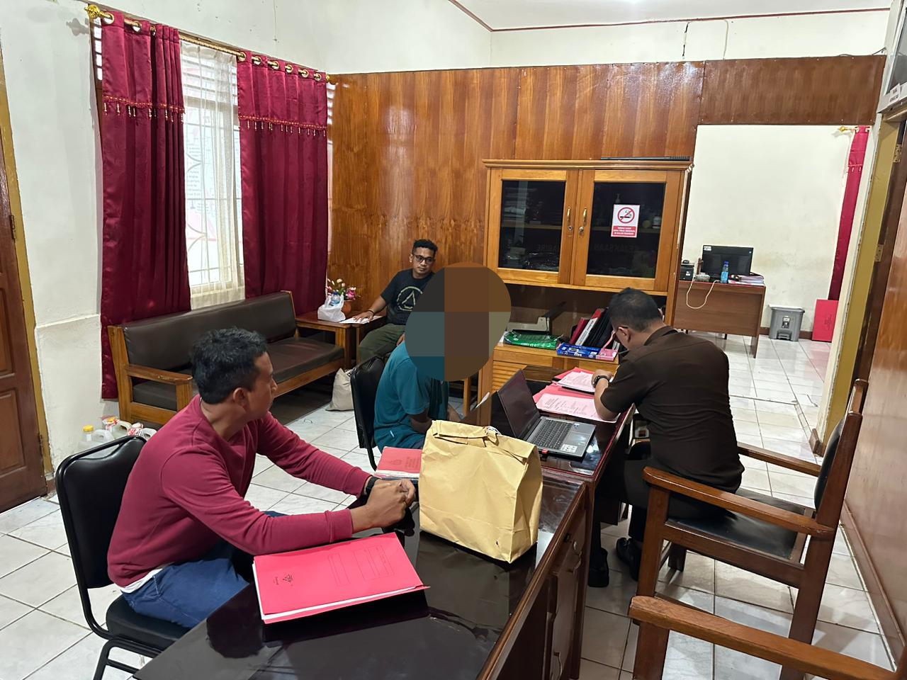 Satuan Reskrim Polres Nabire serahkan tersangka beserta barang bukti tindak pidana percobaan pembakaran