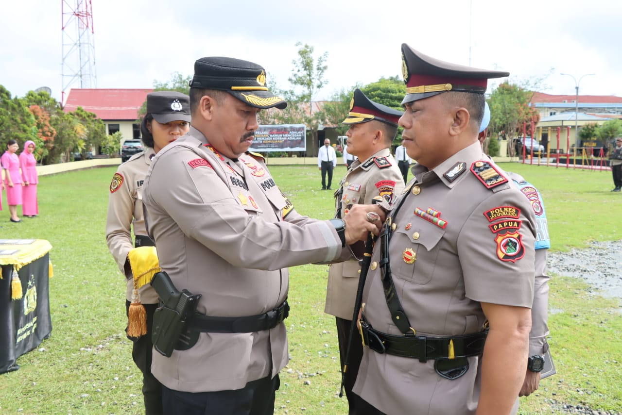 Kapolres Jayawijaya Pimpin Upacara Sertijab Kabag Ops dan Pemberian Reward Kepada Personel Polres Jayawijaya