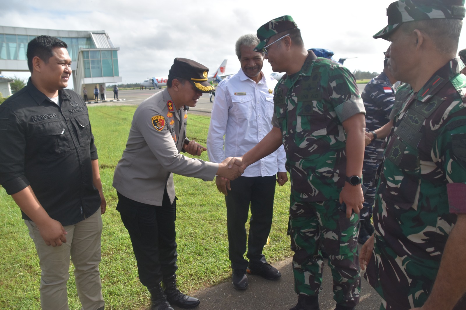 Kapolres Merauke Turut Menjemput Wakasad di VIP Room Bandara Mopah Merauke