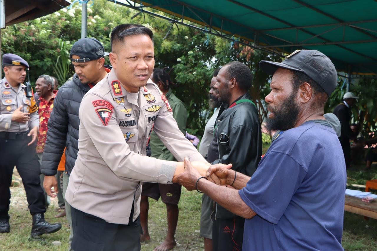 Kapolres Puncak Jaya Sambangi dan Berikan Bantuan kepada Warga yang Berduka