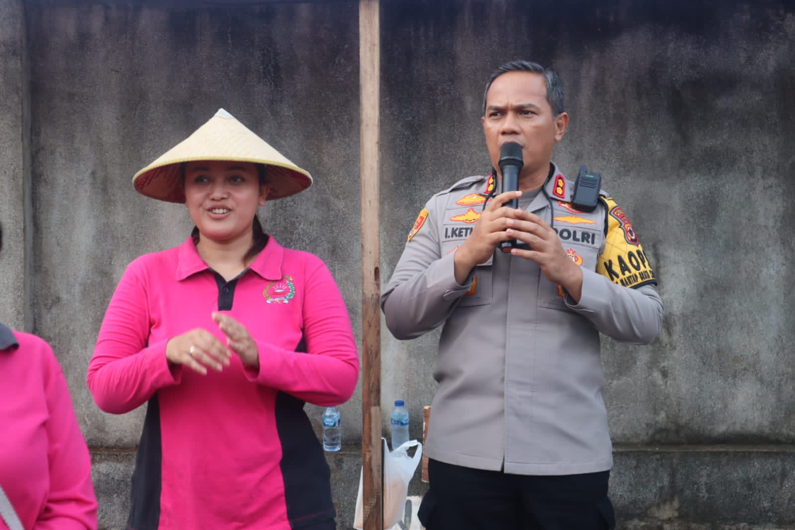 Kapolres Merauke dan Ketua Bhayangkari Cabang Merauke Membuka Kegiatan Pekarangan Pangan Lestari (P2L)