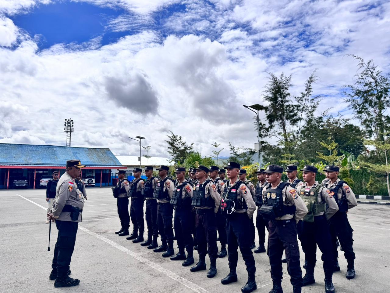 Kapolres Tolikara Pimpin Tradisi Penjemputan 20 Bintara Remaja Angkatan 50 Penugasan Polres Tolikara