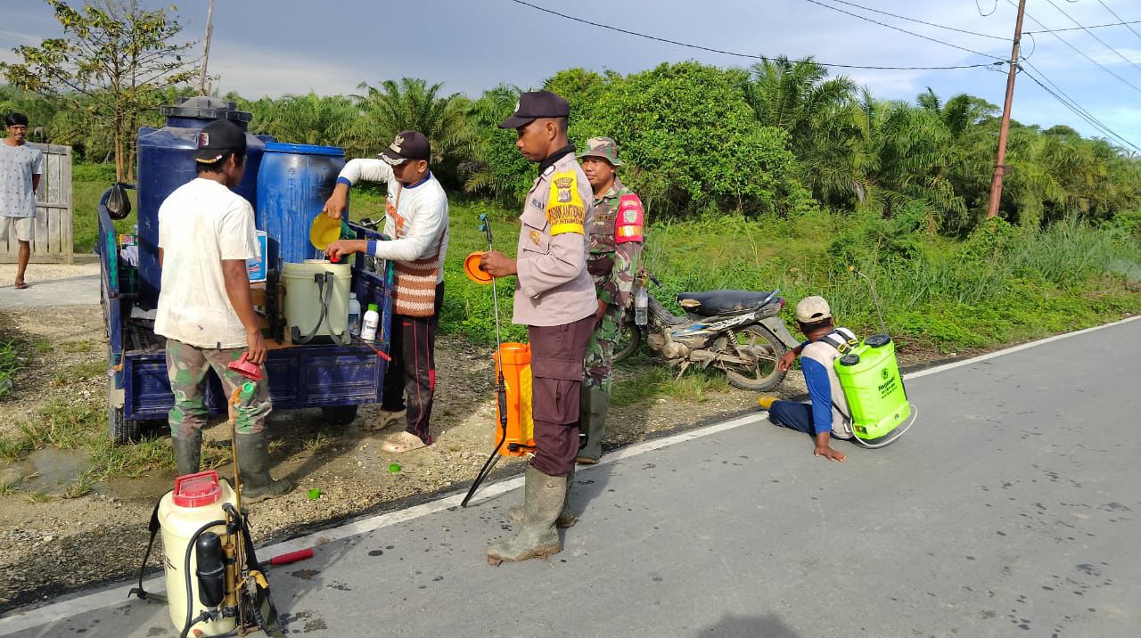 Sinergitas Bhabinkamtibmas dan Bhabinsa Bersama masyarakat Menjaga Kebersihan Lingkungan