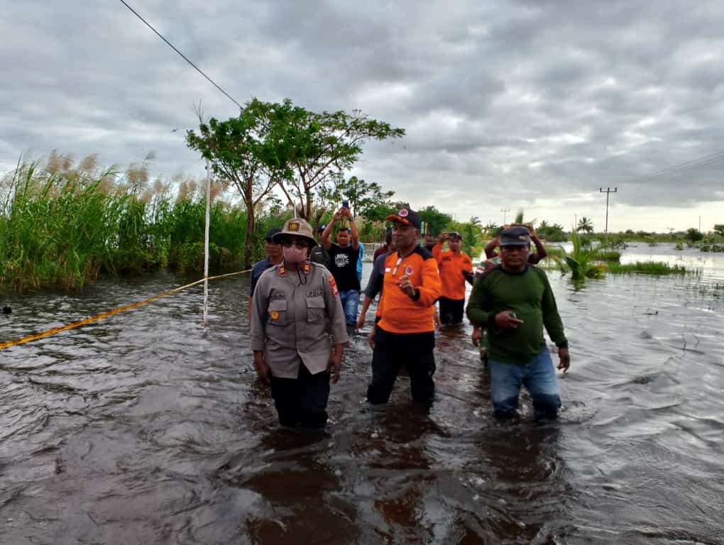 Kapolsek Kurik dan Anggota Tingkatkan Patroli ke Rumah Warga Korban Banjir di Salor