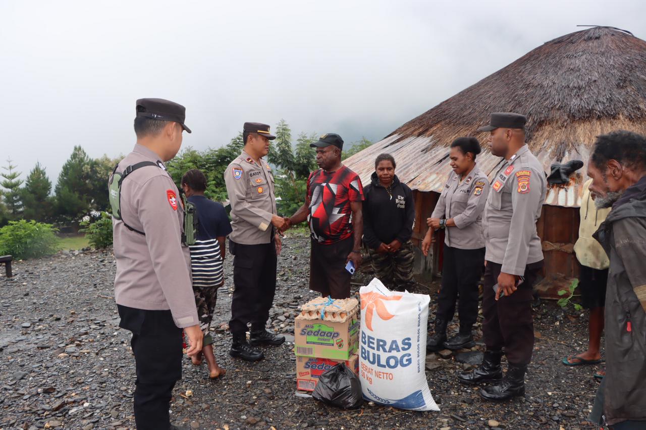 Pererat Silaturahmi, Sat Binmas Polres Puncak Jaya Sambangi Kepala Dusun Umum dan Berikan Himbauan Kamtibmas