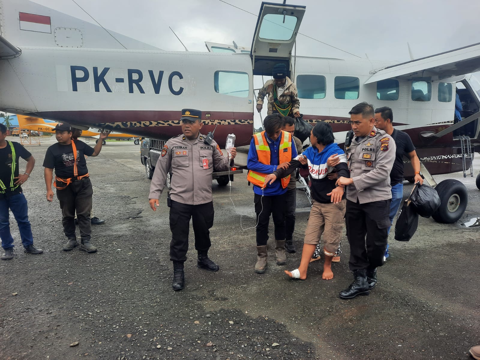 Evakuasi Korban Penembakan oleh KKB di Bandara Mozes Kilangin Timika