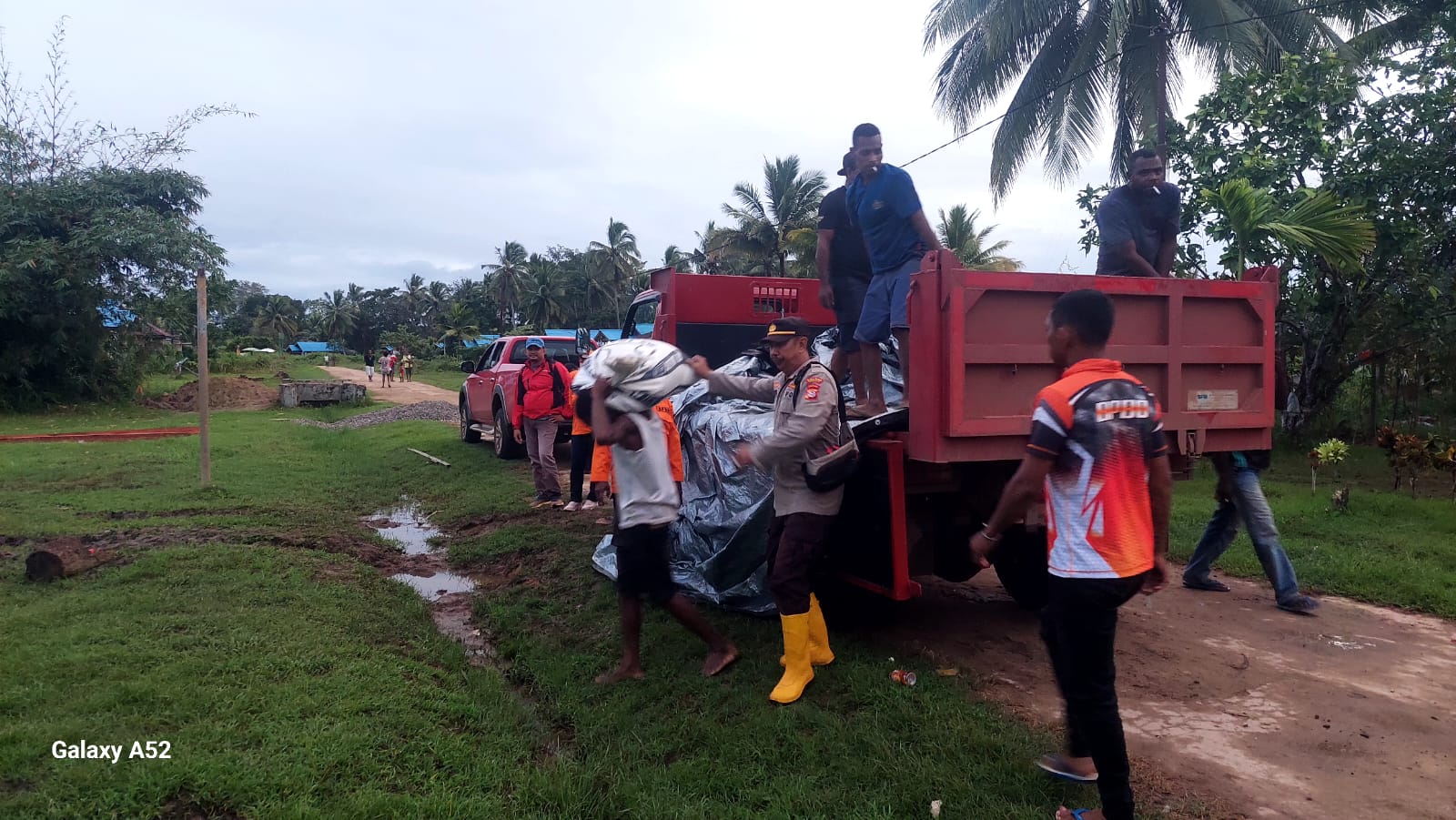 Penyaluran Bantuan BNPB kepada Korban Banjir di Kampung Wenda Asri dan Kampung Poo, Distrik Jagebob Merauke