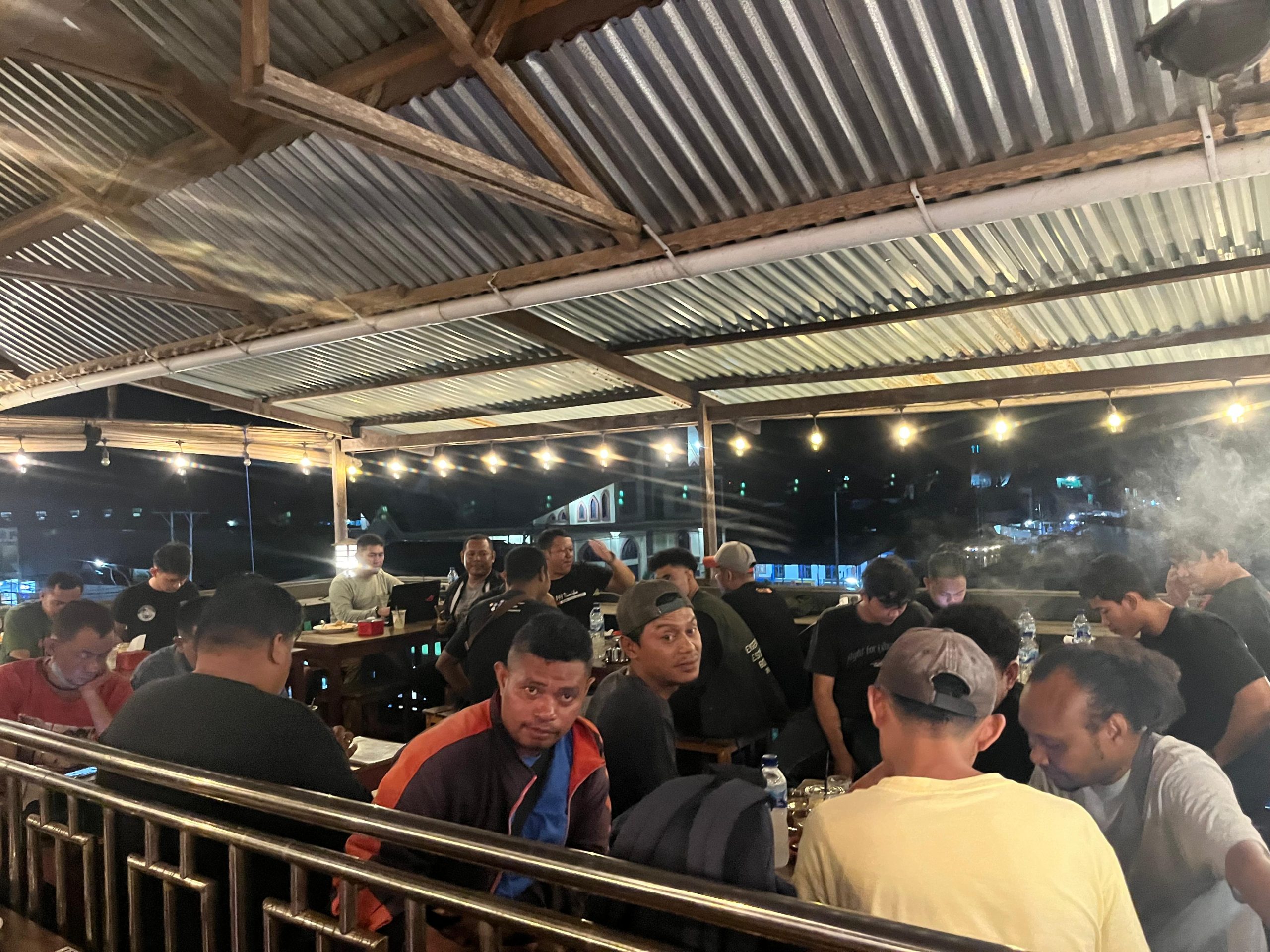 Sinergi Positif: Satgas Humas Ops Damai Cartenz dan Awak Media Bangun Kerja Sama Solid Melalui Acara Silaturahmi