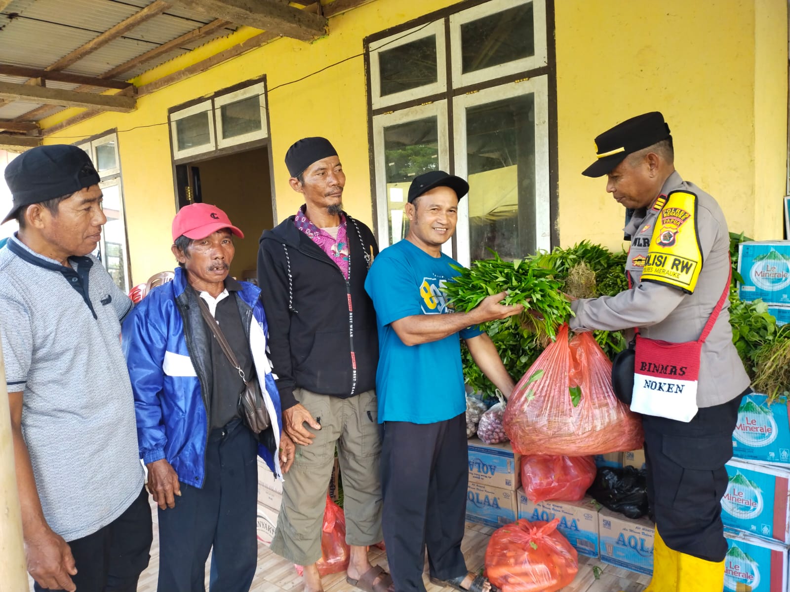 Kasat Binmas bersama komunitas membantu warga salor yang terdampak banjir