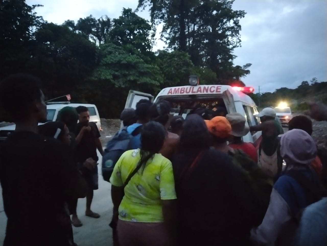 Polsek Kuala Kencana Bersama Security Respon Cepat TKP Pendulang Meninggal Dunia
