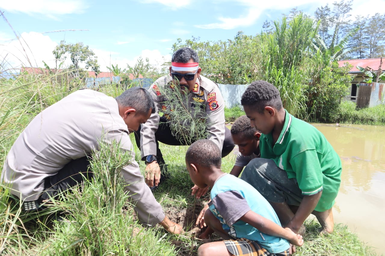 Lestarikan Negeri, Polres Jayawijaya Tanam 1000 Pohon Sin di Kurulu