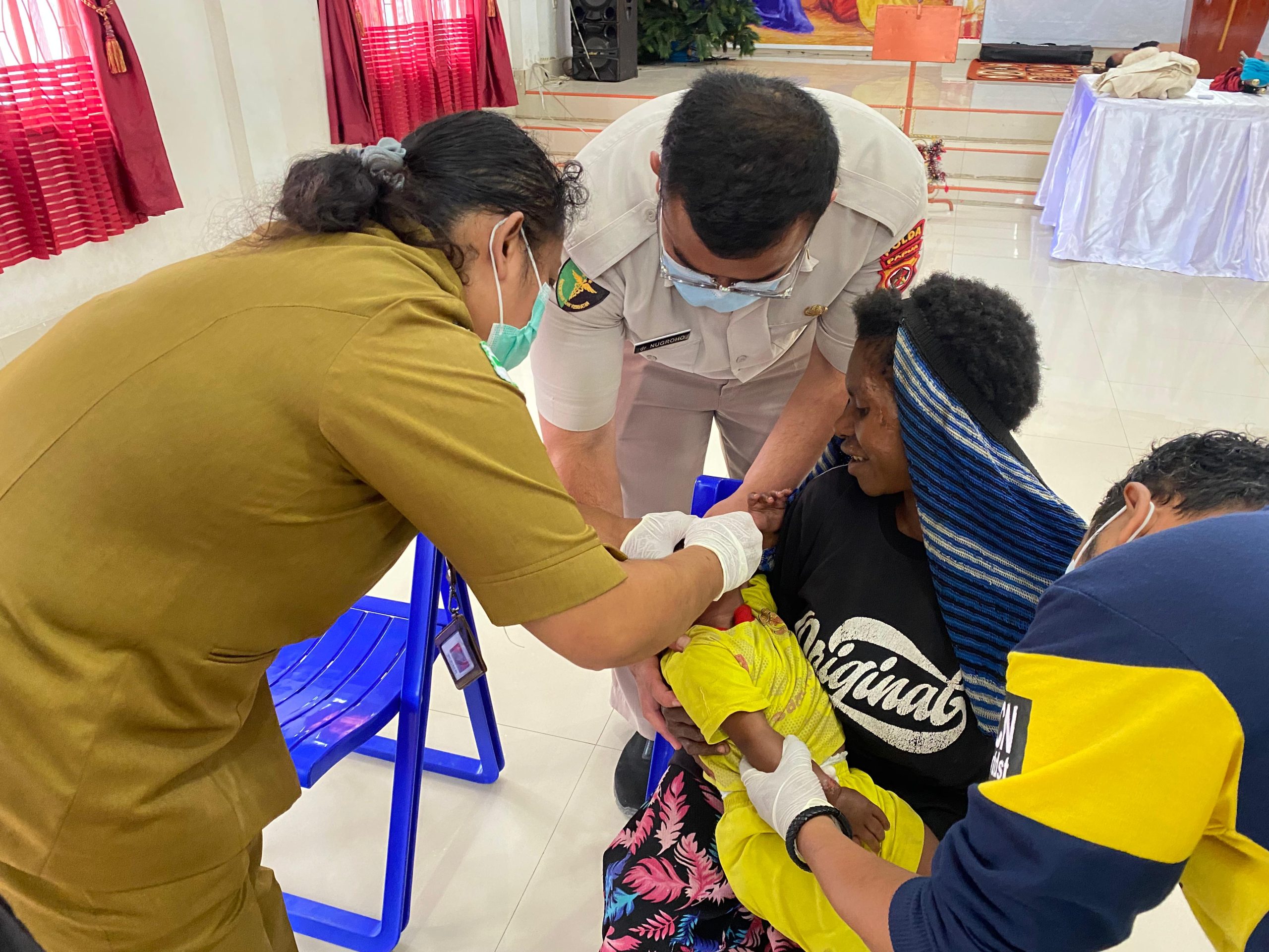 Sukseskan Program PIN Polio, Si Dokkes Polres Jayawijaya Bersama Dinas Kesehatan Berikan Imunisasi Gratis Kepada Masyarakat