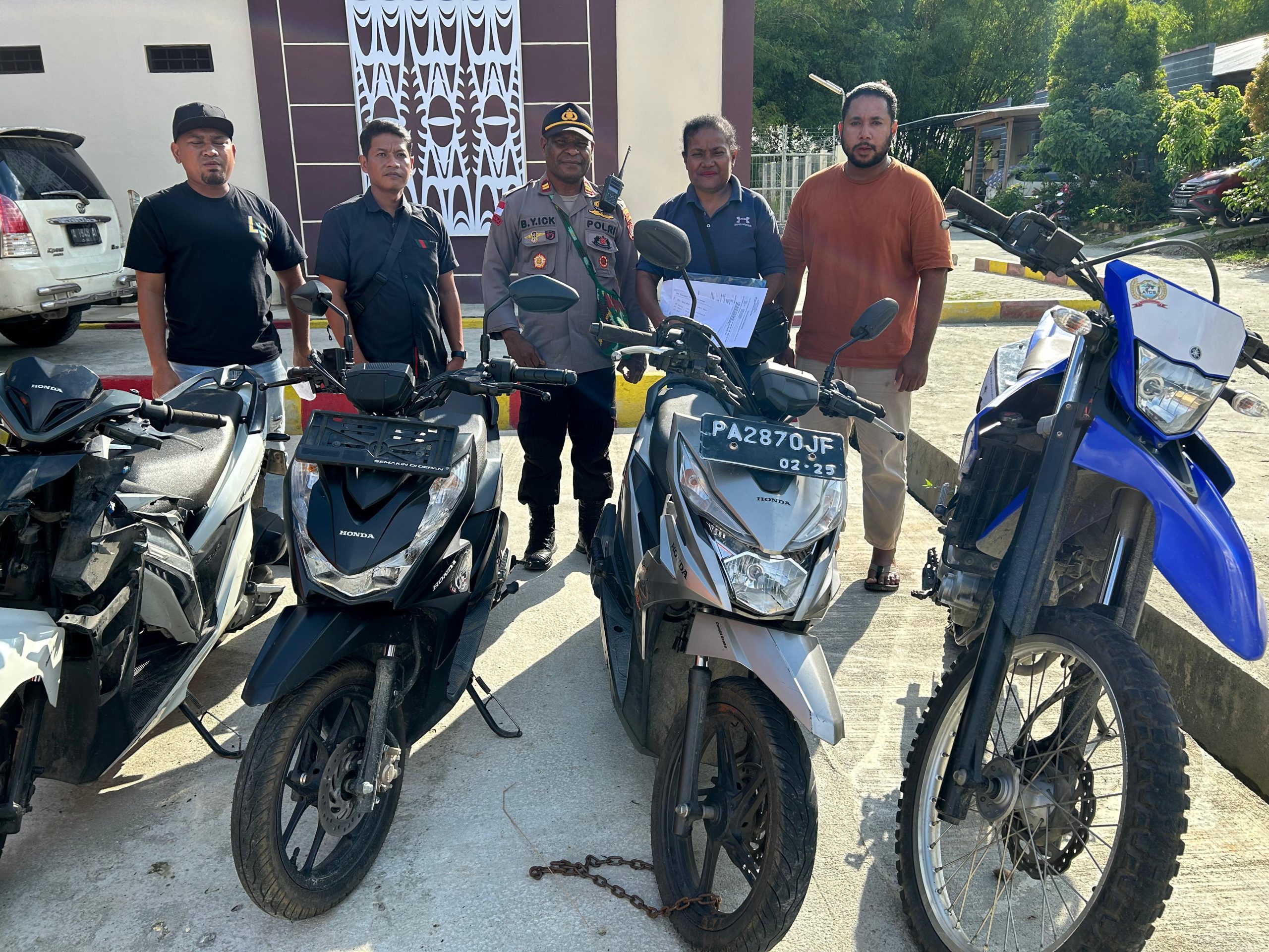 Kapolsek Heram Iptu Ick Serahkan 2 Unit Motor Hasil Curian Kepada Pemiliknya