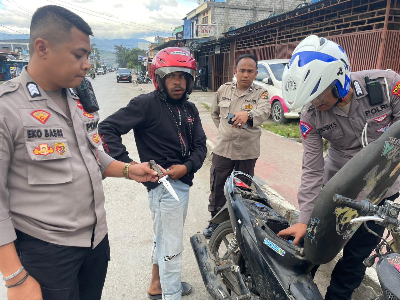 Razia di Perempatan Jalan Irian-Sudirman, Polres Jayawijaya Amankan Senjata Tajam
