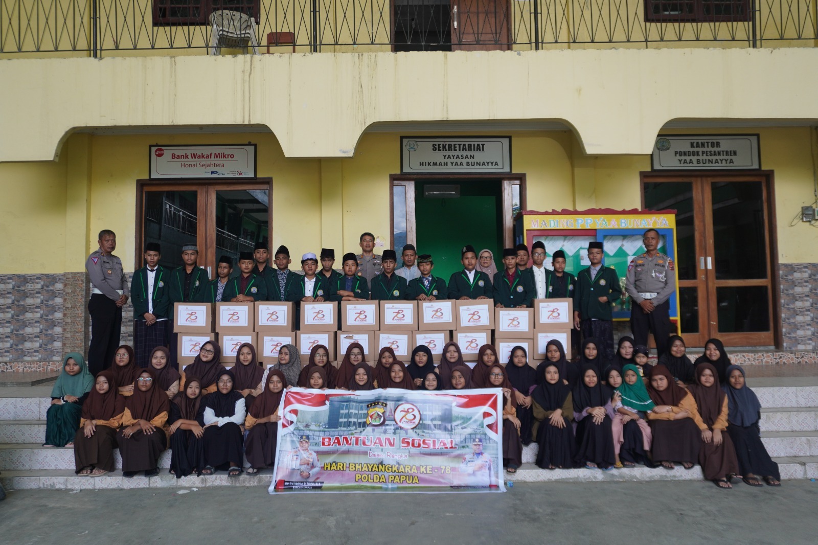 Sambut Hari Bhayangkara ke-78, Dit Lantas Polda Papua Bagikan Bansos