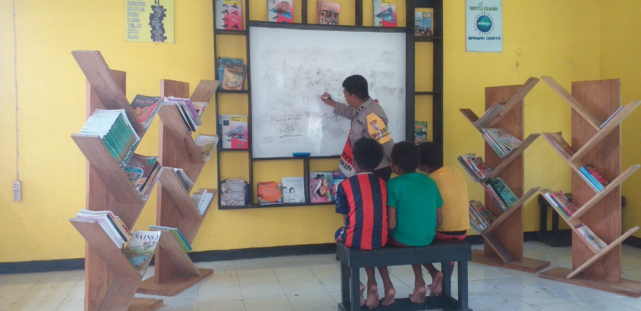 Gerakan Baca Tulis (GABUS) Bhabinkamtibmas Kampung Waiya: Meningkatkan Literasi Anak-Anak di Depapre