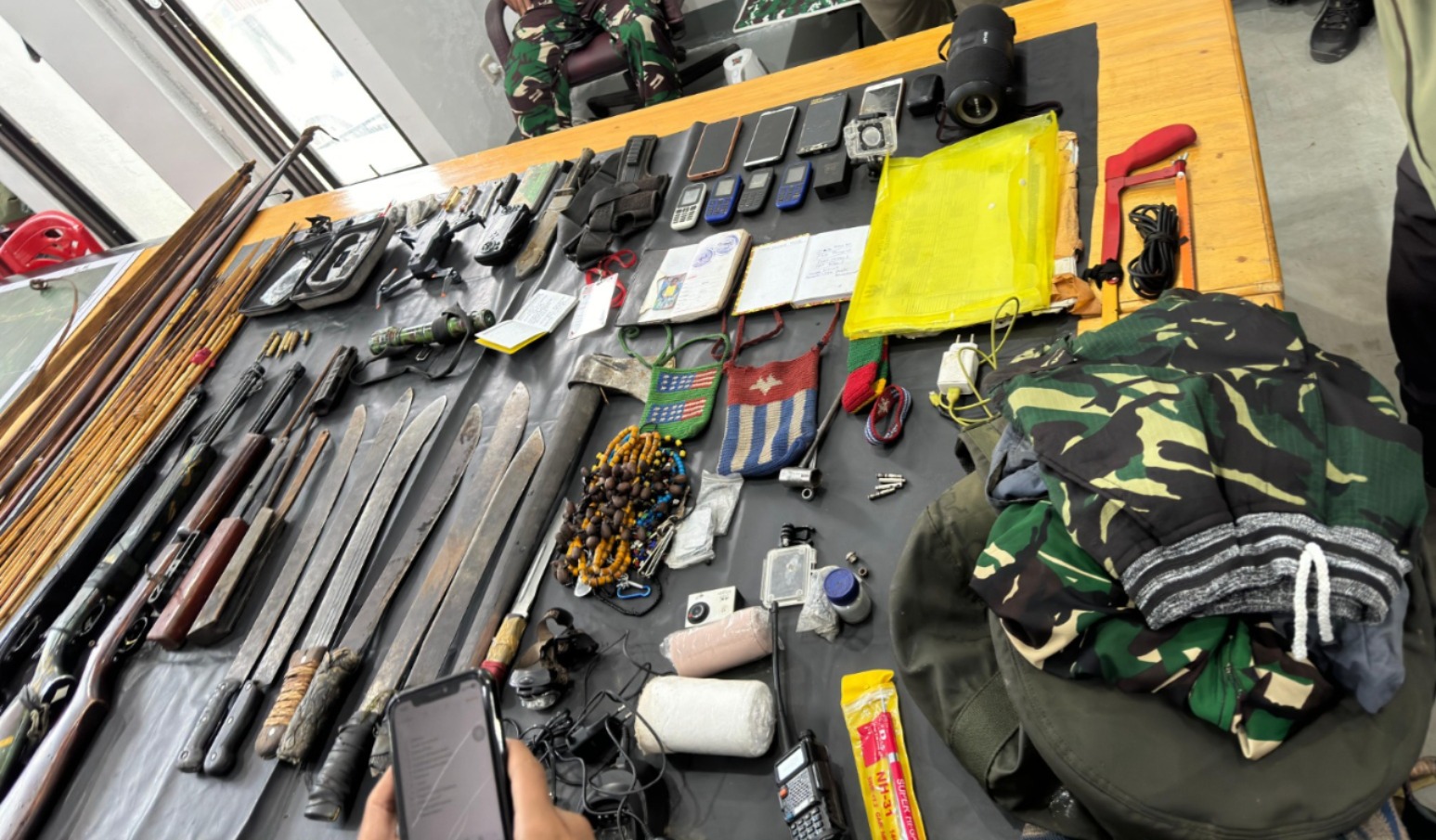 Ops Damai Cartenz-2024, Kodam XVII/Cenderawasih dan Polda Papua Berhasil Duduki Markas KKB Di Bibida-Paniai. Sejumlah Barang Bukti Berhasil Disita