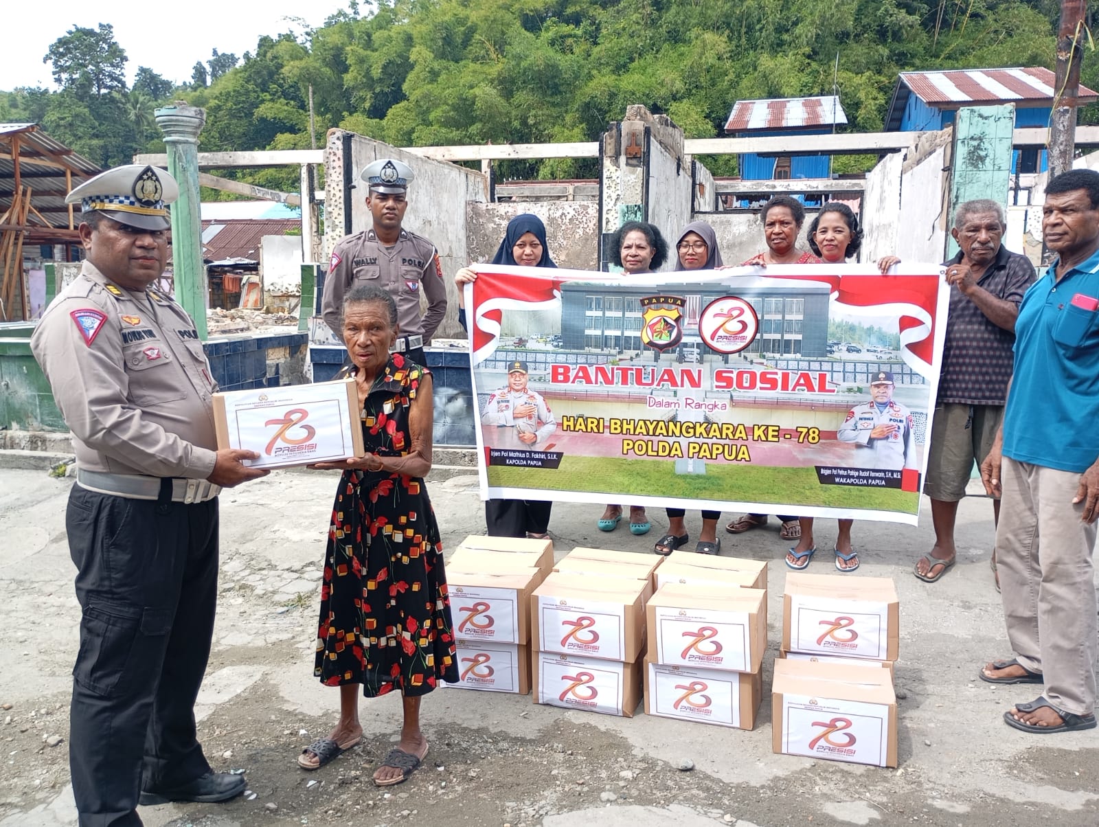 Jelang HUT Bhayangkara ke 78, Ditlantas Polda Papua Salurkan Bansos Untuk Korban Kebakaran