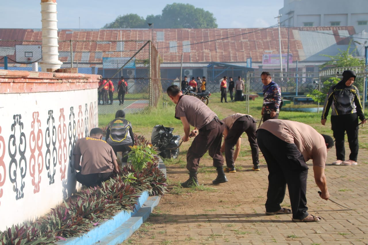 Jelang kegiatan KKR dan Hari Bhayangkara ke – 78, Polres Merauke laksanakan Kerja Bhakti di Lapangan Mandala