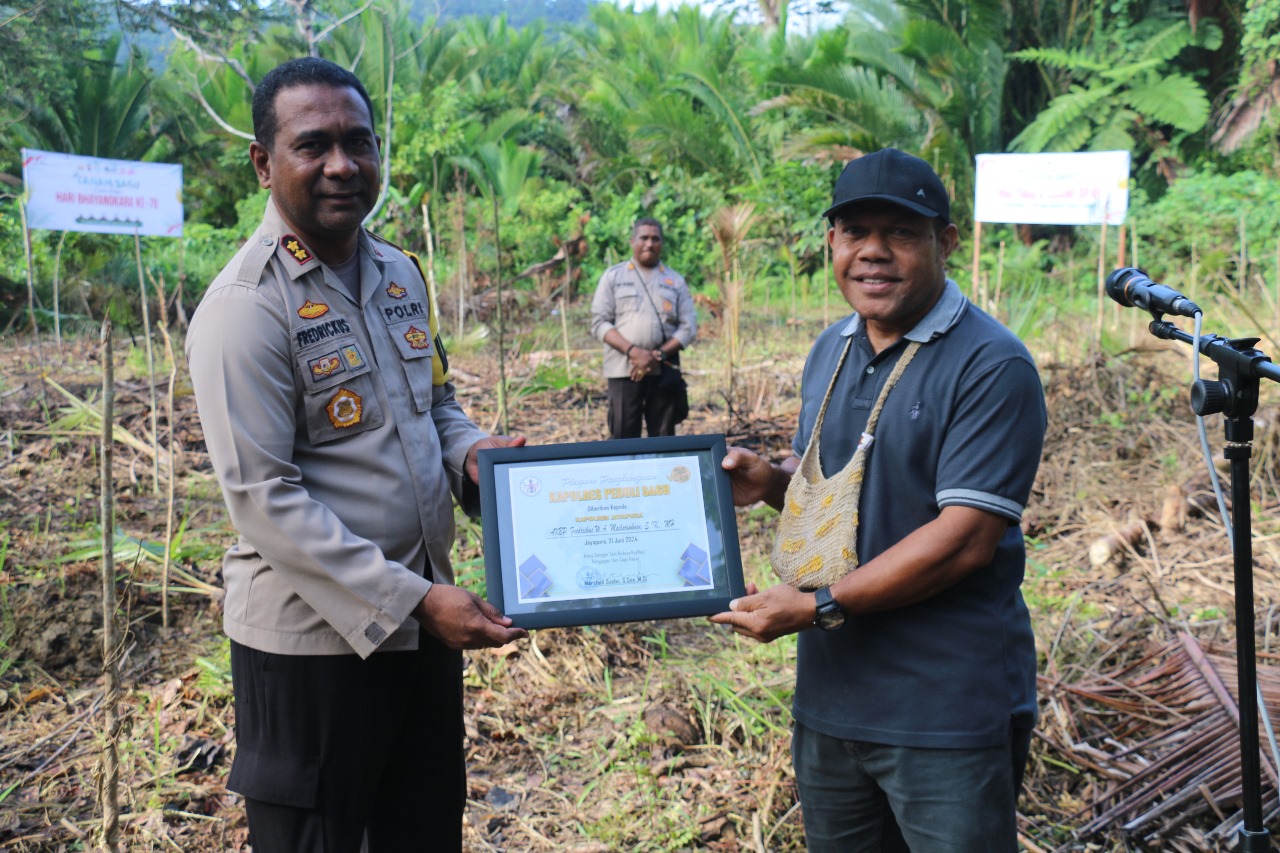 Polres Jayapura Tanam 78 Pohon Sagu Sambut Hari Bhayangkara