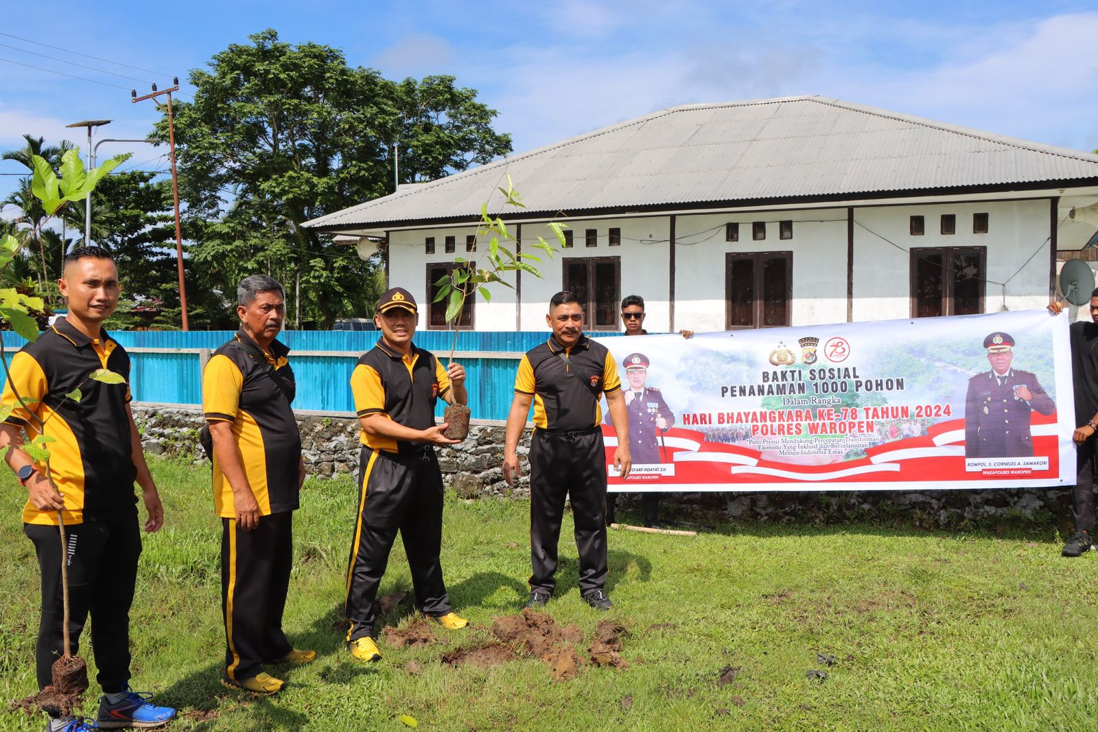Sambut Hari Bhayangkara Ke-78 Tahun 2024, Polres Waropen Laksanakan Bakti Sosial dengan Menanam 1.000 Bibit Pohon