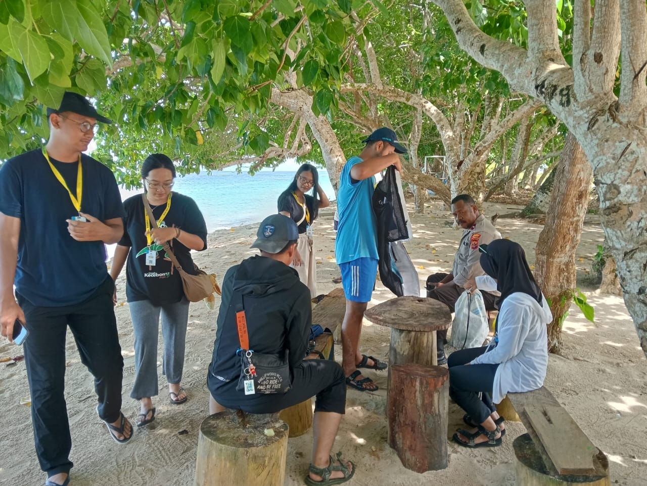 Mahasiswa KKN-PPM UGM Yogyakarta Kunjungi Pulau Liki, Kolaborasi dengan Polsubsektor untuk Pemberdayaan Masyarakat