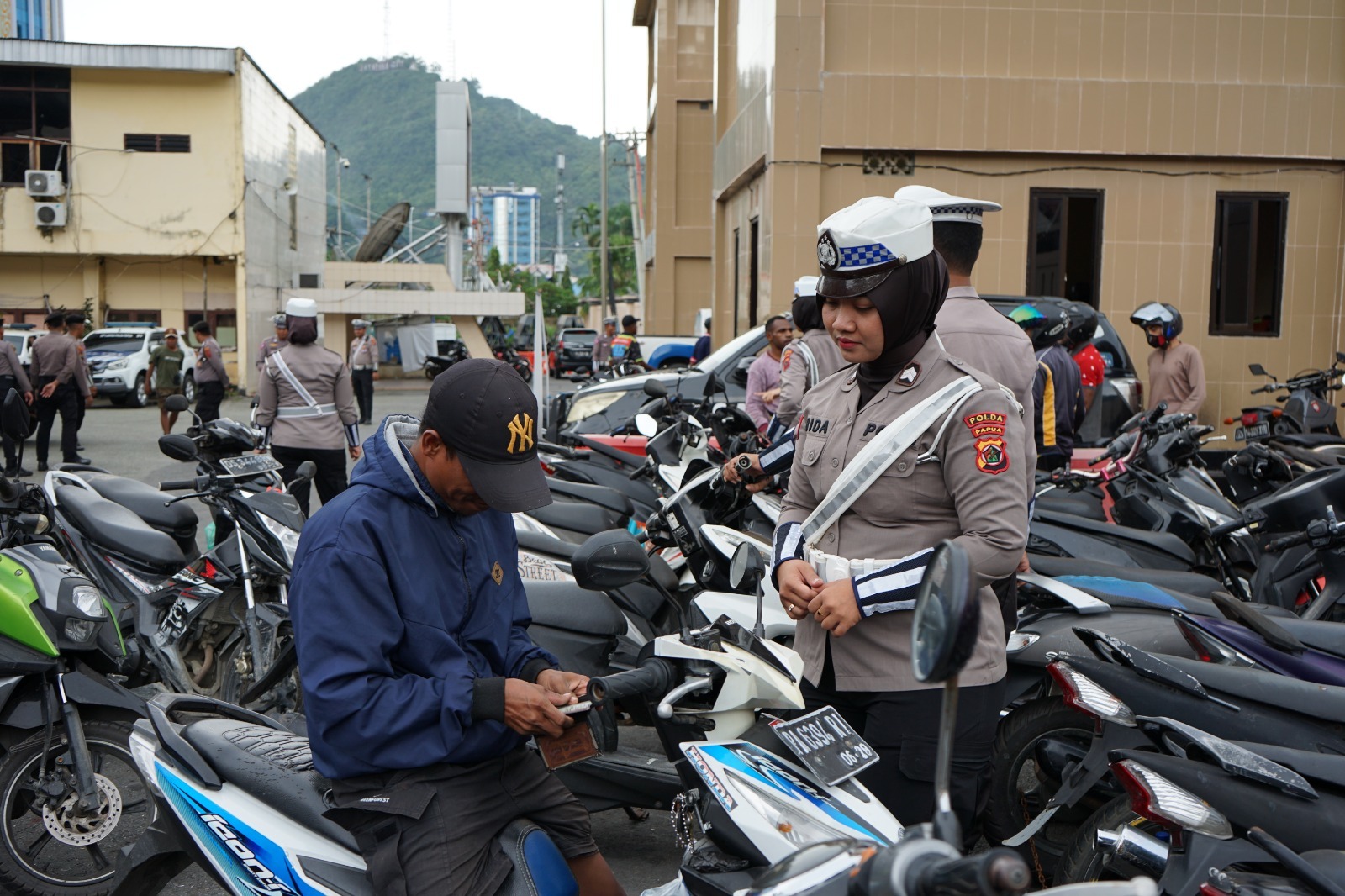 Hari Keenam Operasi Patuh Cartenz 2024, Polda Papua Intensifkan Pemeriksaan Kendaraan di Jayapura