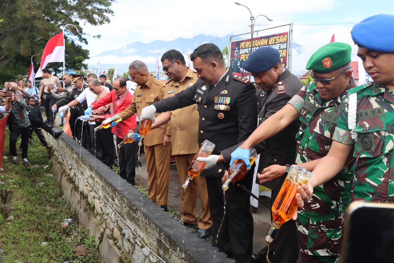 Polres Jayawijaya Musnahkan Barang Bukti Miras dan Sajam di Peringatan Hari Bhayangakara Ke-78