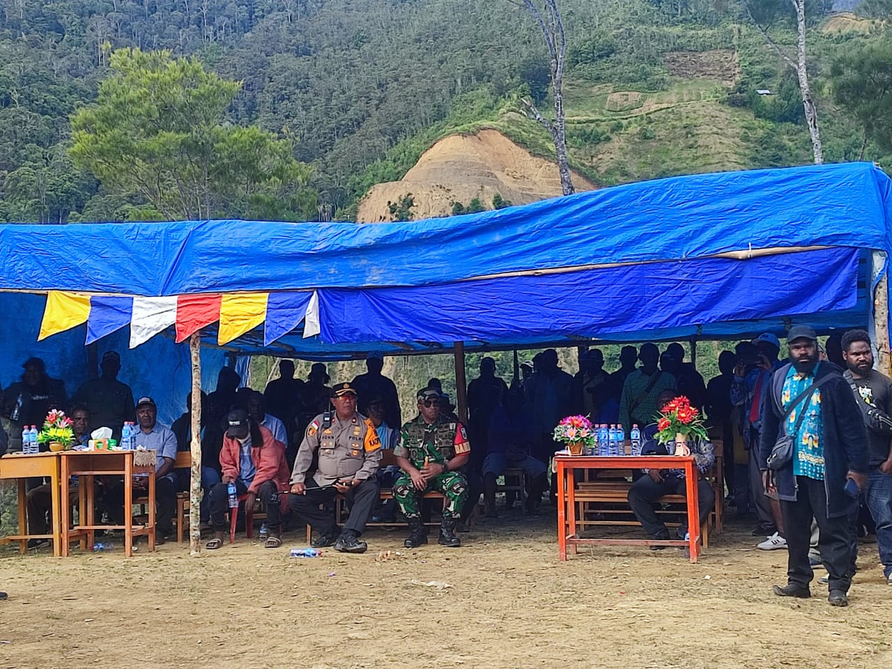 Kapolres Tolikara, Dandim dan Danpos Brimob BKO Pimpin Anggota Melaksanakan Pengamanan Penyaluran Dana Desa Di Distrik Air Garam