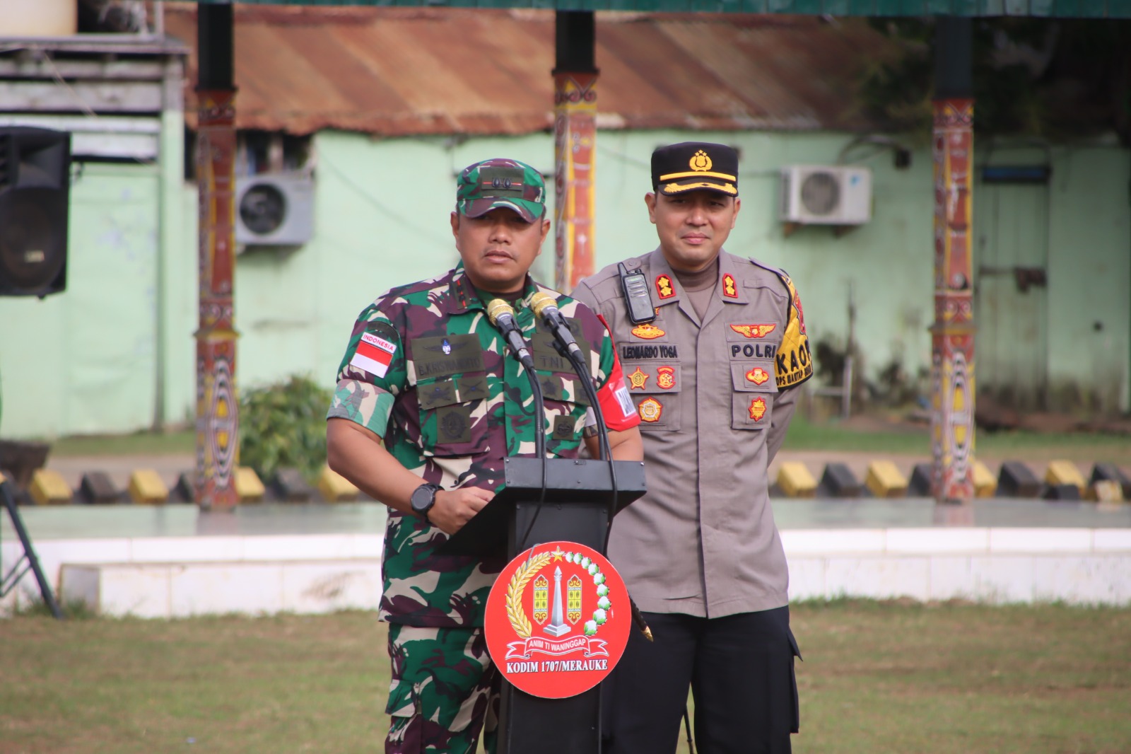 Kapolres Merauke mendampingi Dandim 1707 Merauke ambil apel Pam route kunker RI 1