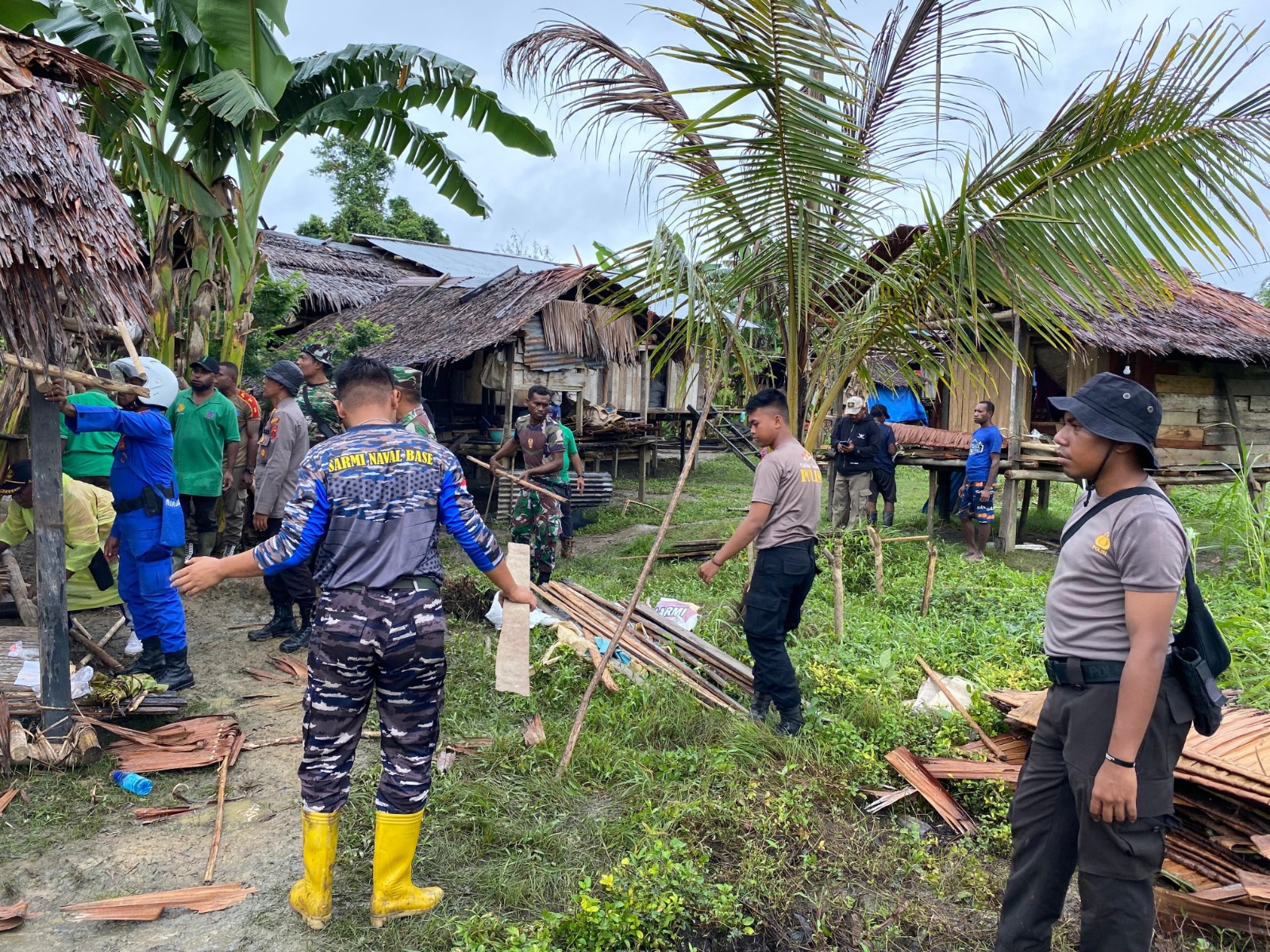 Pasca Banjir TNI-POLRI Bersama Pemerintah Daerah Lakukan Kerja Bakti Bersama