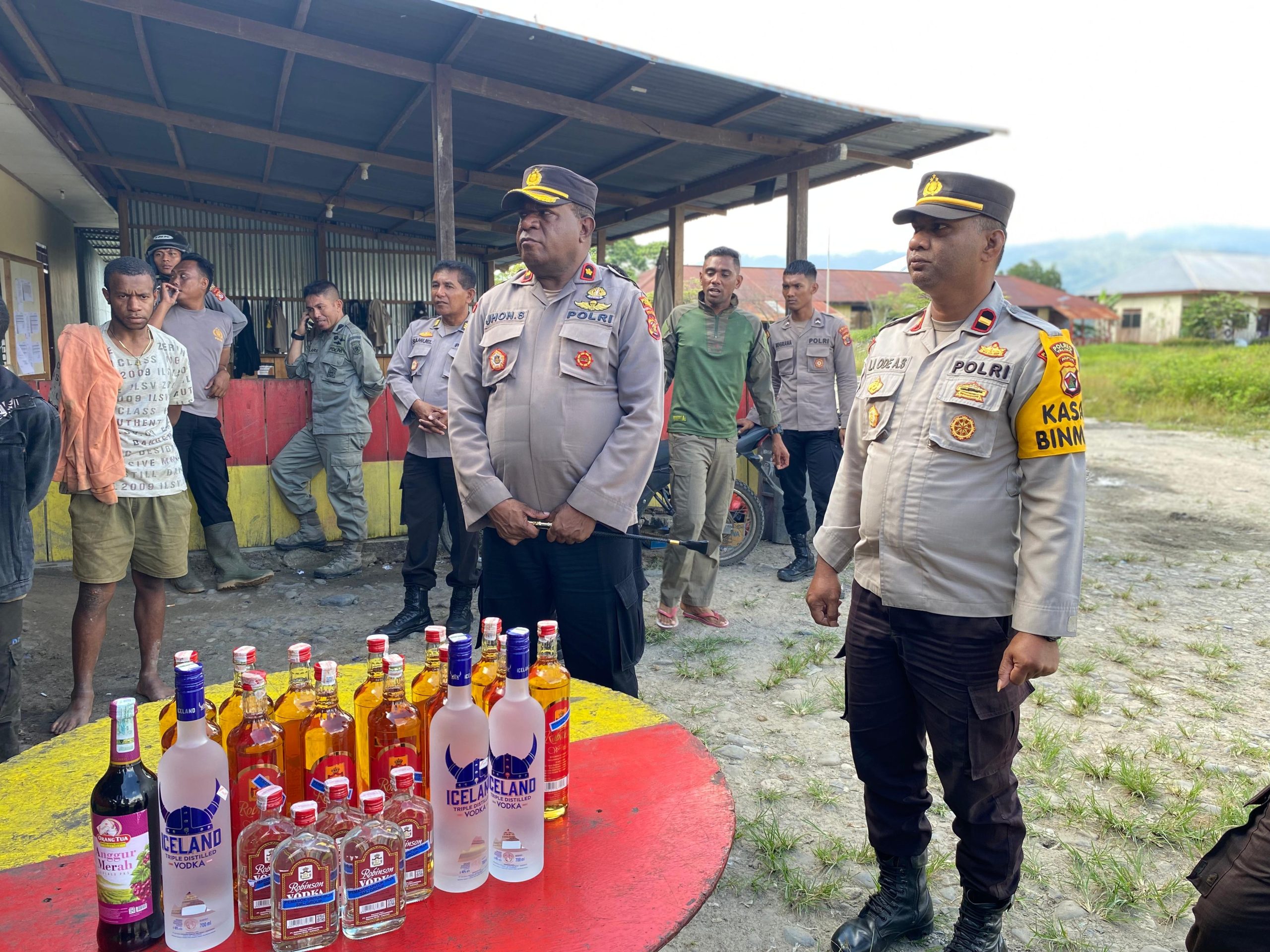 Kepolisian Resor Yalimo musnakan puluhan Miras (Minuman Keras)