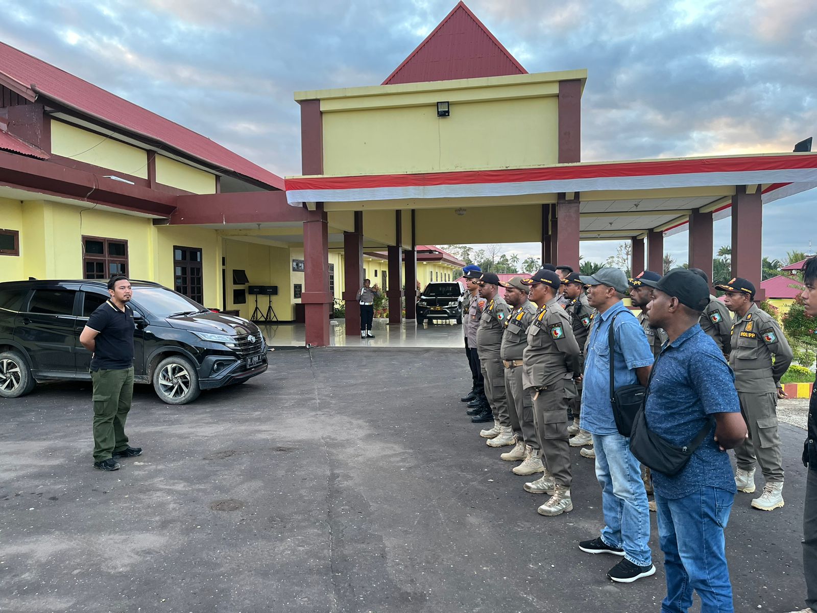 ANTISIPASI GANGGUAN KAMTIBMAS POLRES BOVEN DIGOEL GELAR OPERASI GABUNGAN PENERTIBAN TERHADAP PEREDARAN MIRAS PADA PILKADA SERENTAK 2024.