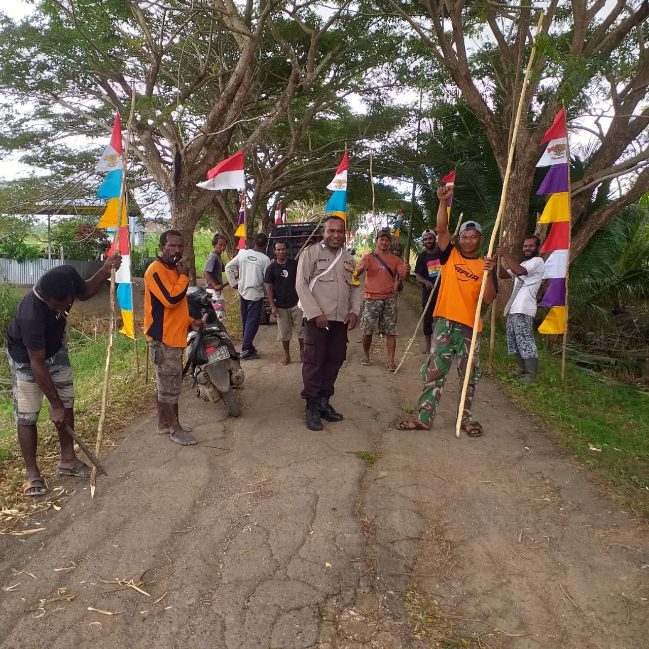 Bhabinkamtibmas Kampung Bokem Pengerak masyarakat untuk pasang bendera merah putih