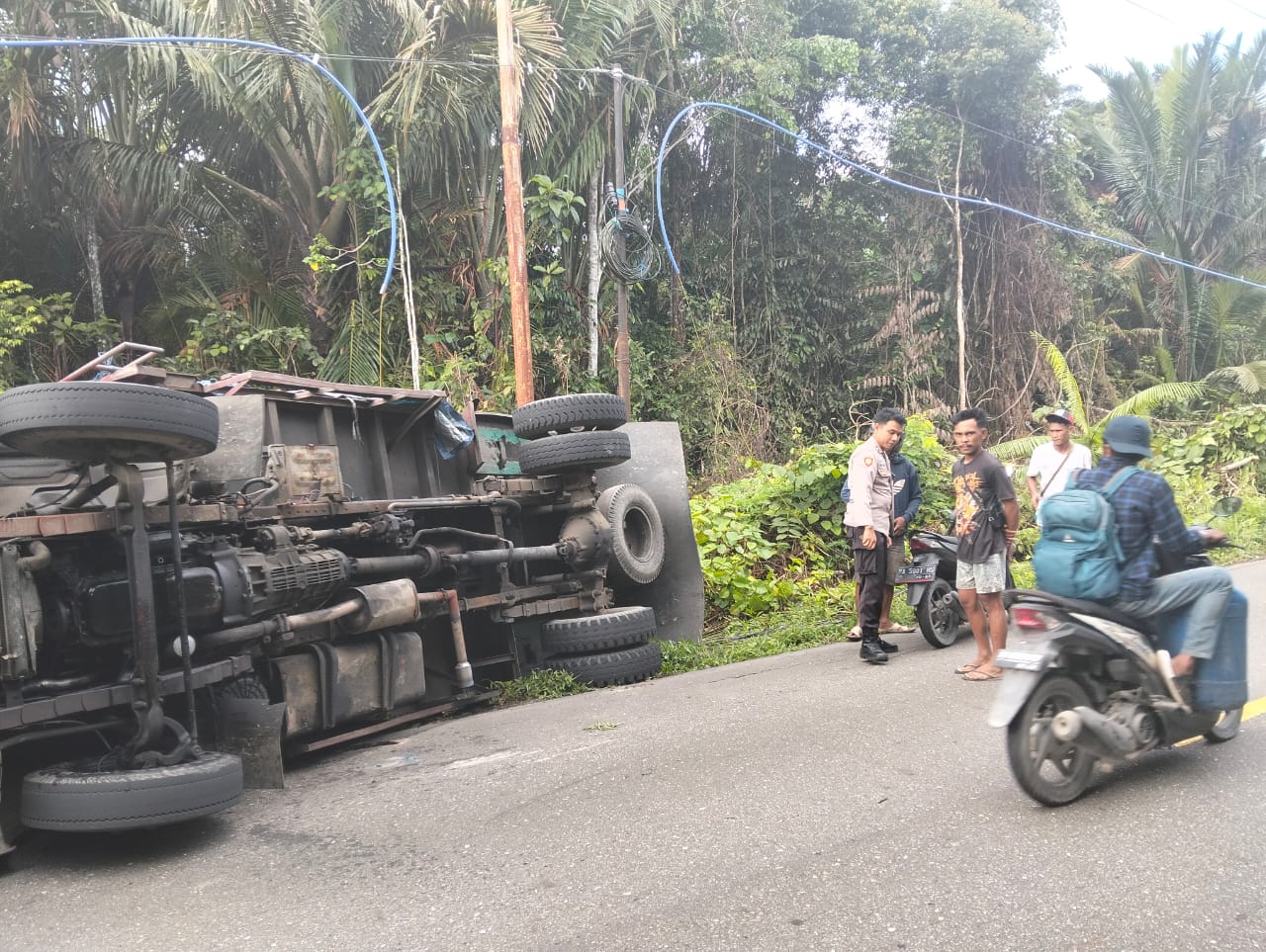 Personel Polsek Mimika Timur, Respon Cepat Laka Mobil Pickup Terbalik