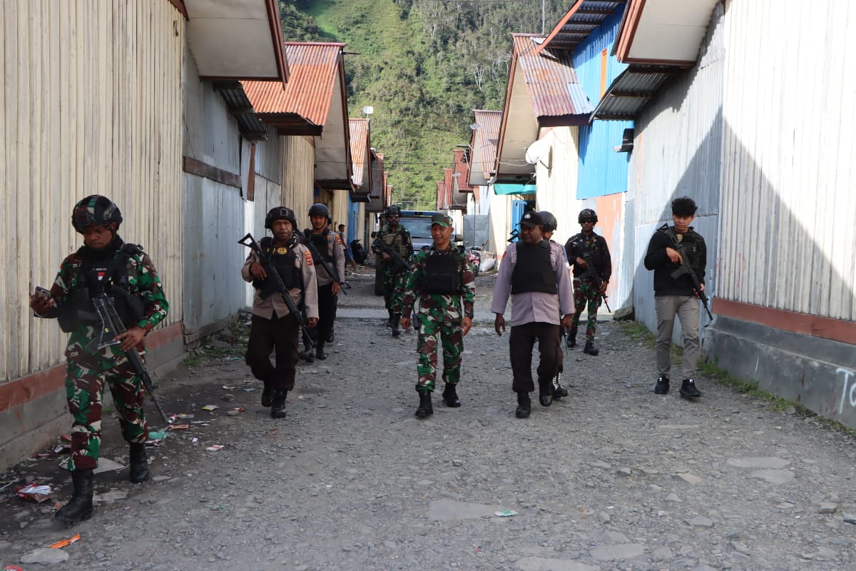 Ciptakan Sitkamtibmas Aman Kondusif, Aparat Gabungan TNI-POLRI di Kab. Puncak Jaya Gelar Patroli Dialogis