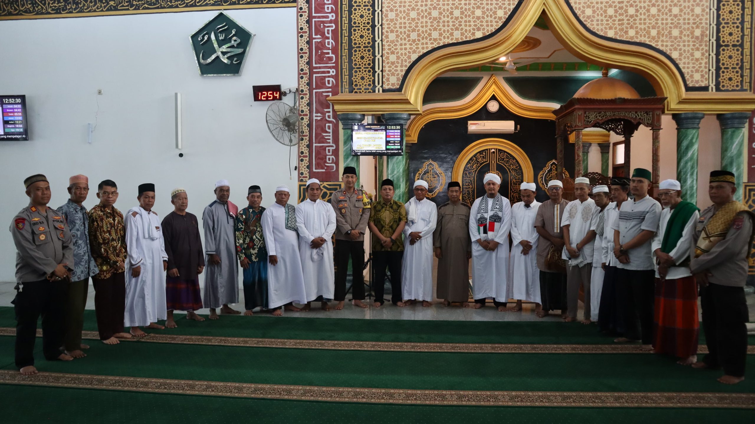 Laksanakan Silaturahmi Sekaligus Pelaksanaan Jumat Berkah di Masjid Agung Darussalam Serui, Ini Pesan Kapolres Yapen