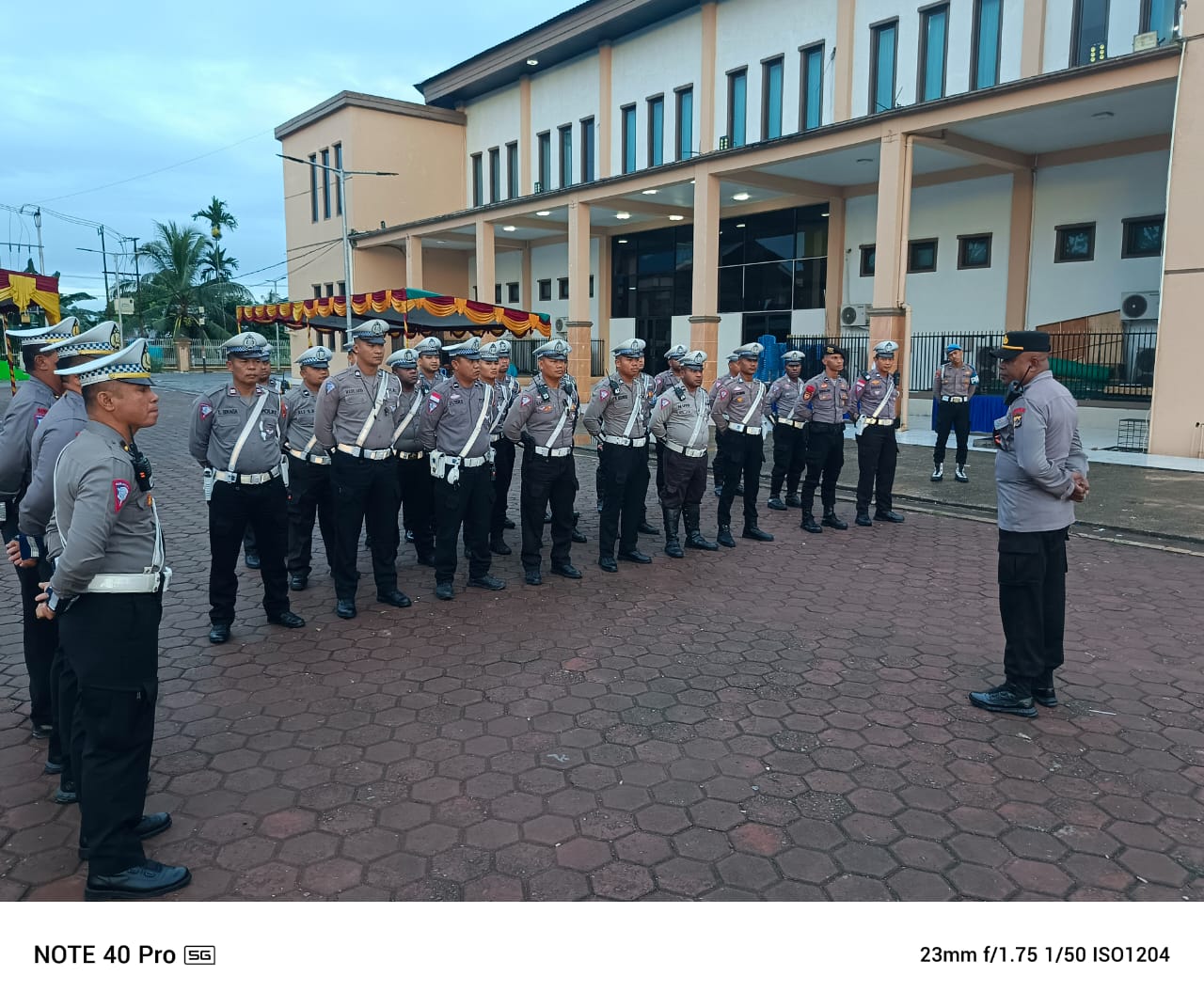 Polres Mimika Turunkan Sejumlah Personel, Amankan Jalannya Lomba Lari Marathon Dalam Rangka Hari Ulang Tahun Negara Republik Indonesia ke-79.