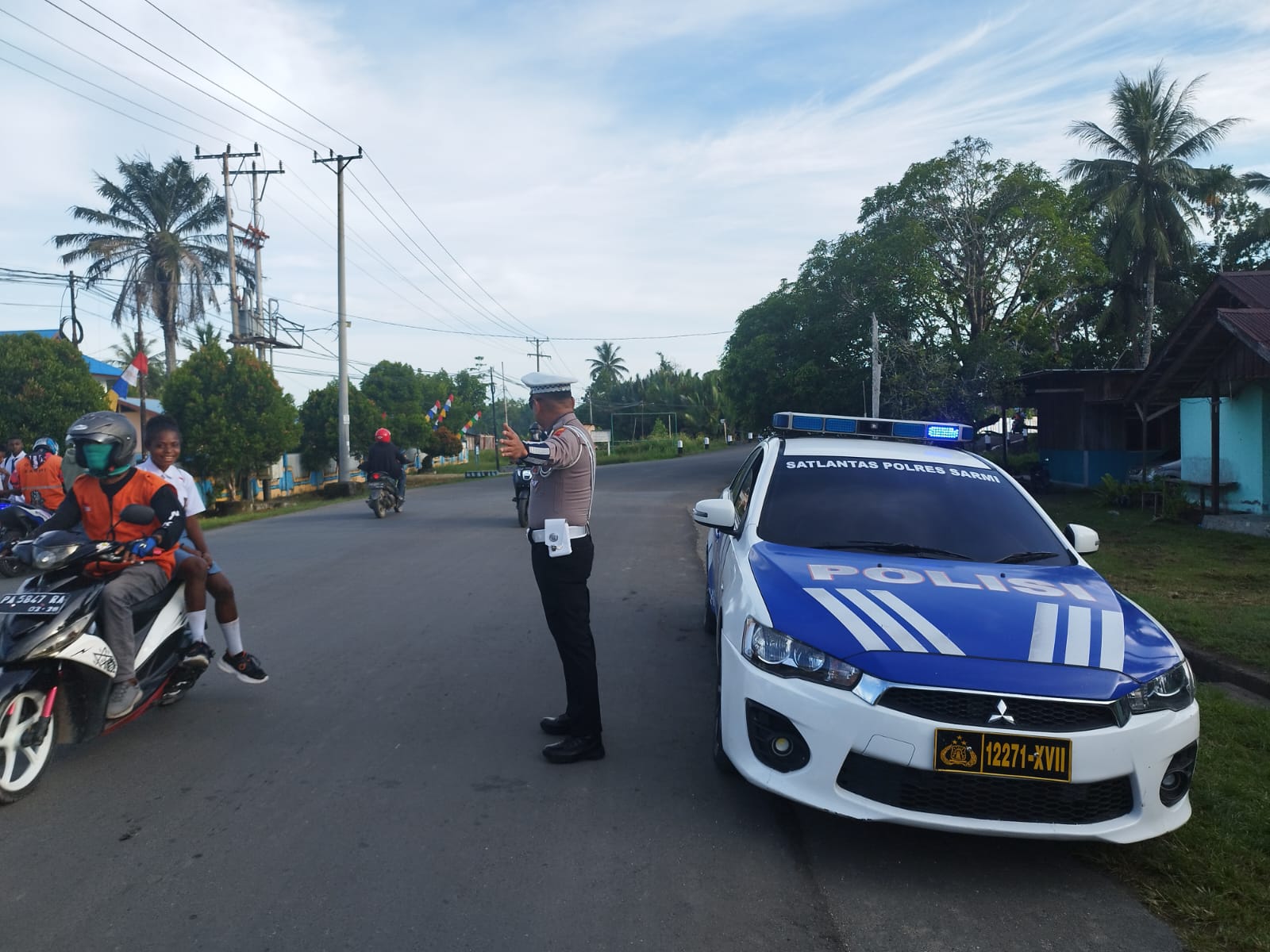 Satuan Lalu Lintas Polres Sarmi Gelar Strong Point, Himbau Pengendara Tertib Berlalu Lintas