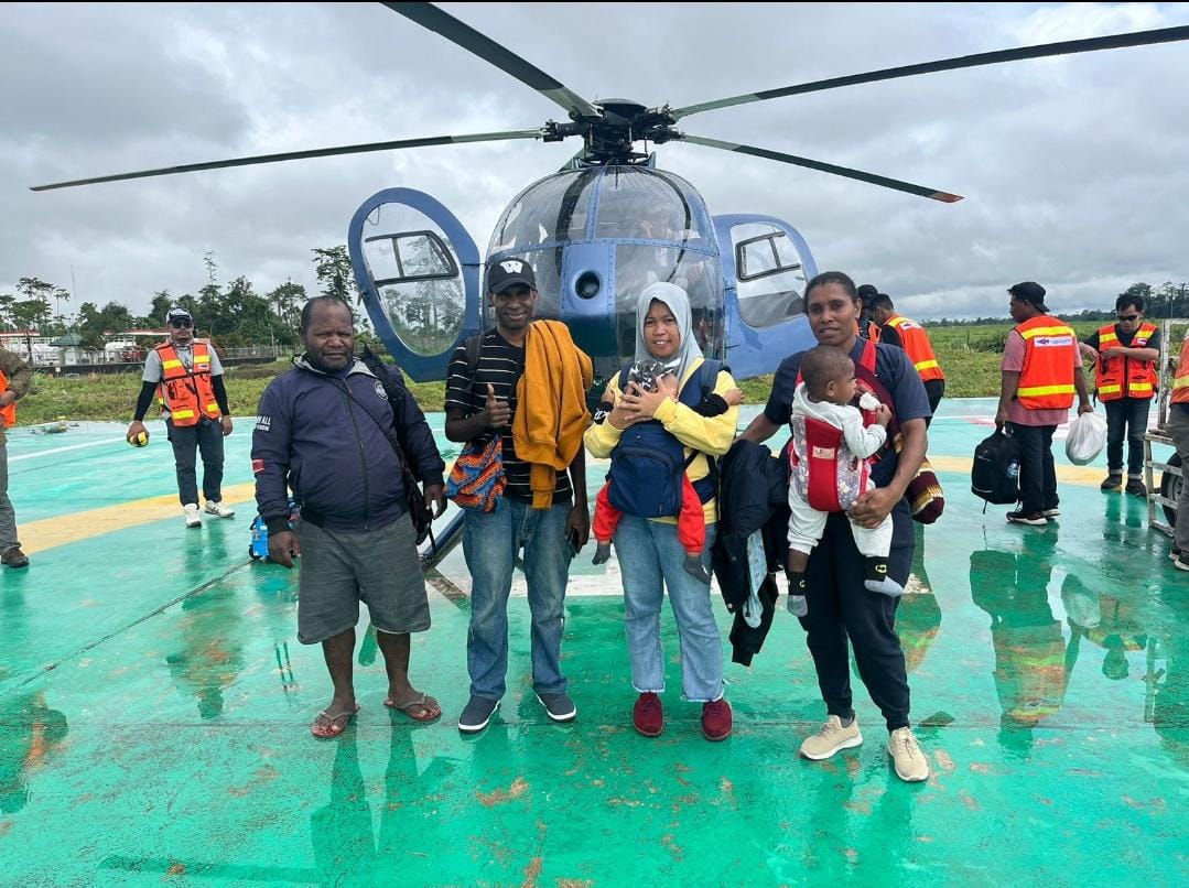 Kesaksian Pilot Geofrey Foster, saat akan mendarat di Distrik Alama