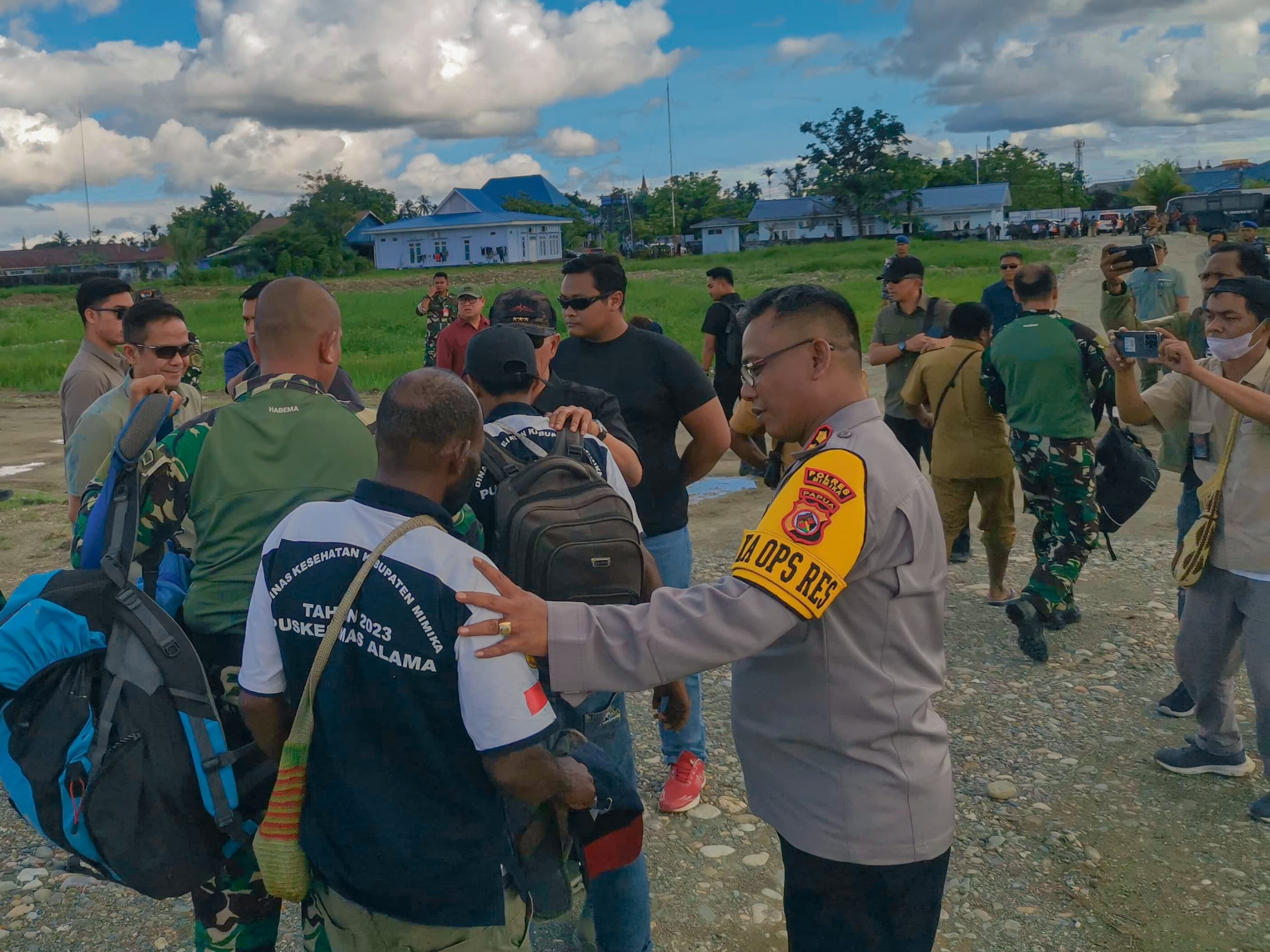 Satgas Ops Damai Cartenz-2024 dan TNI-Polri Berhasil Evakuasi 13 Masyarakat yang terdiri dari Nakes, Guru, dan Anak-anak ke Timika